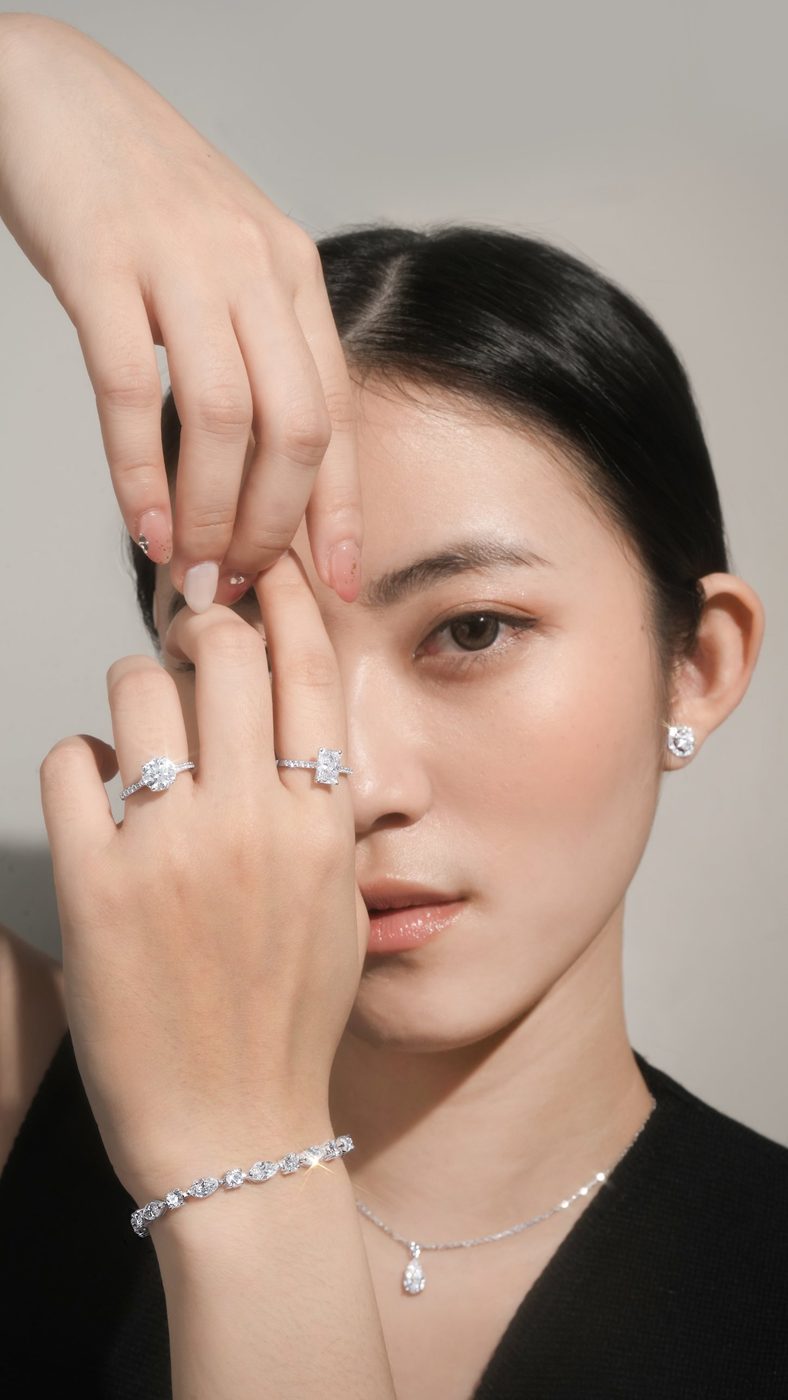 Model memakai cincin, anting, gelang, dan kalung berlian ULLAS